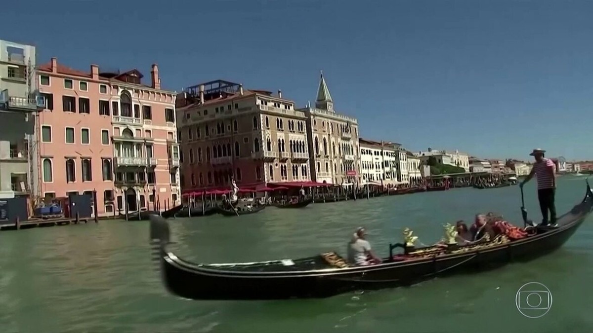 Veneza, taxa, admissão, visitantes, canais, reserva, turistas, restrições, horário, código QR, sanções, residentes, isenções, turismo de massa, enchentes.